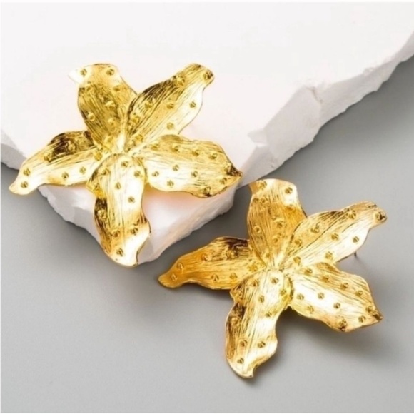 Bold Gold Flower Statement Earrings – Oversized Textured Metal Floral Jewelry - Picture 4 of 7